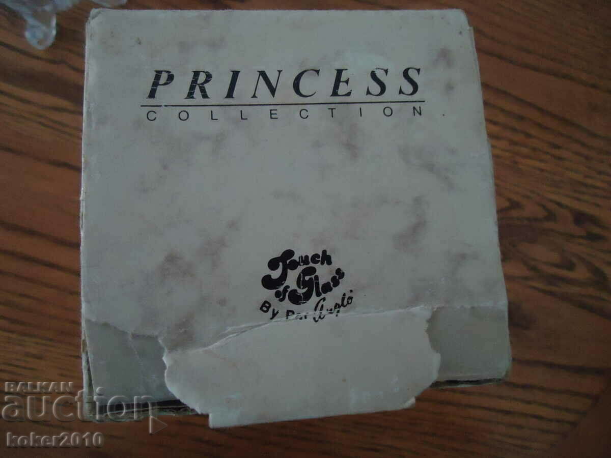 Delivery of Old crystal vase Delivery of Old crystal vase