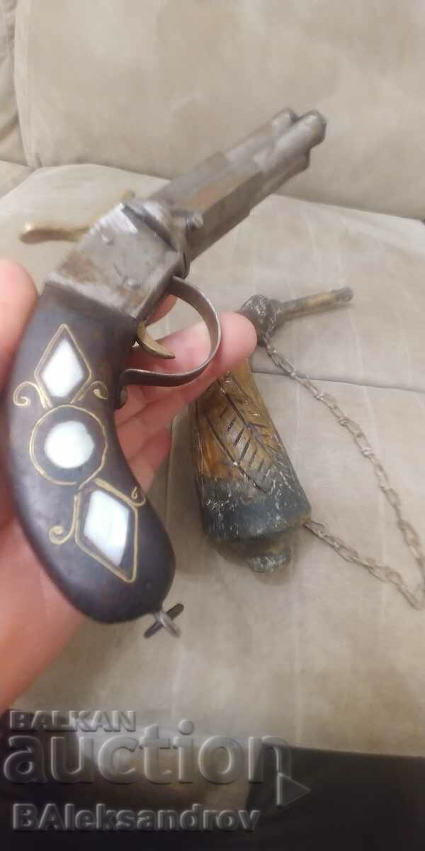Licitație O mulțime de pistol și pulbere Licitație O mulțime de pistol și pulbere