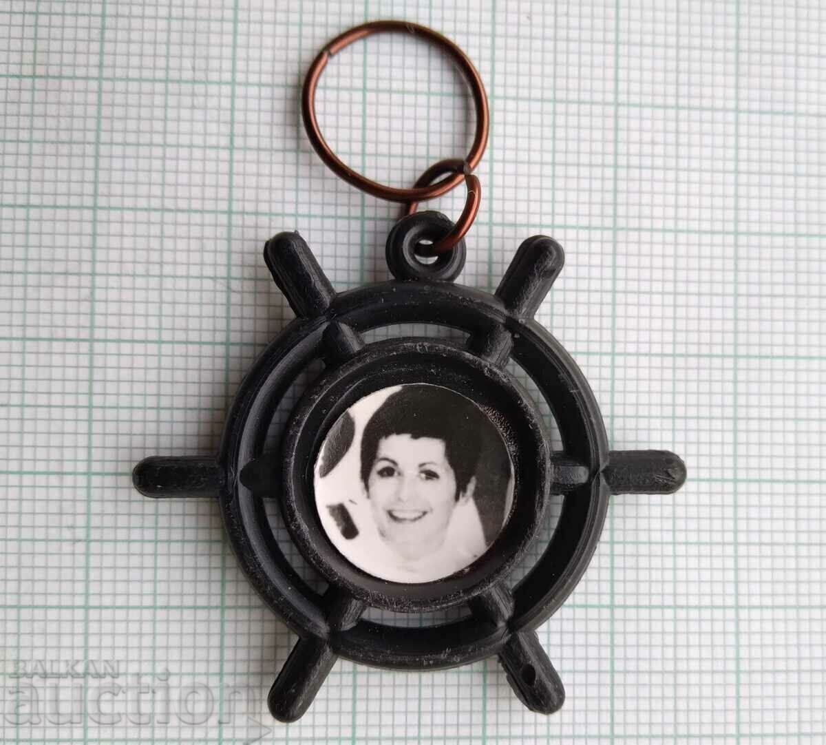 15267 Ключодържател - Лили Иванова и Асен Гаргов с цена 8.00 лв. | € 4.09 15267 Ключодържател - Лили Иванова и Асен Гаргов с цена 8.00 лв. | € 4.09