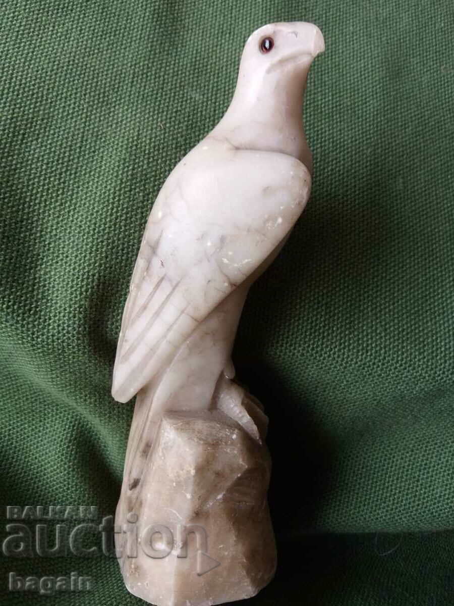 O statuie unică de alabastru a unui vultur.