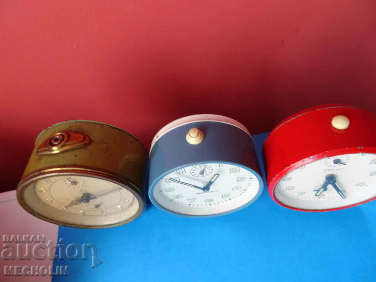 LOT OF COLLECTIBLE CLOCKS ALARM CLOCKS - 5 LOT OF COLLECTIBLE CLOCKS ALARM CLOCKS - 5
