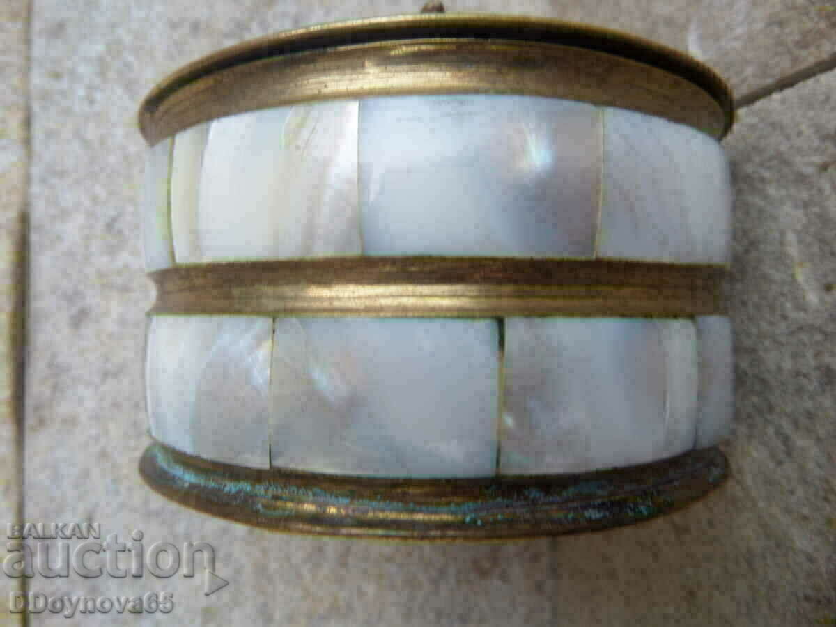 Месингова кутия със седеф с цена 22.00 лв. | € 11.25 Месингова кутия със седеф с цена 22.00 лв. | € 11.25