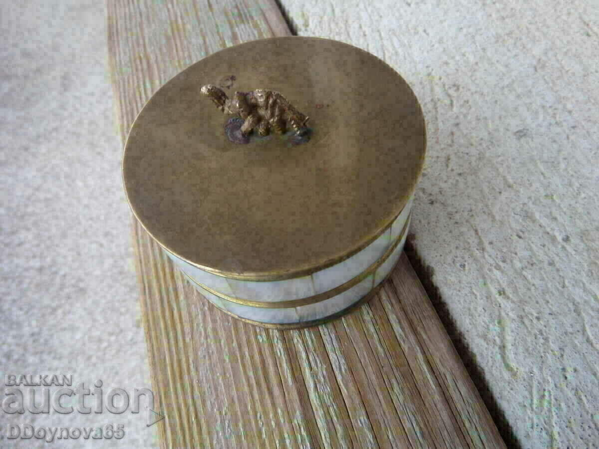 Месингова кутия със седеф Месингова кутия със седеф