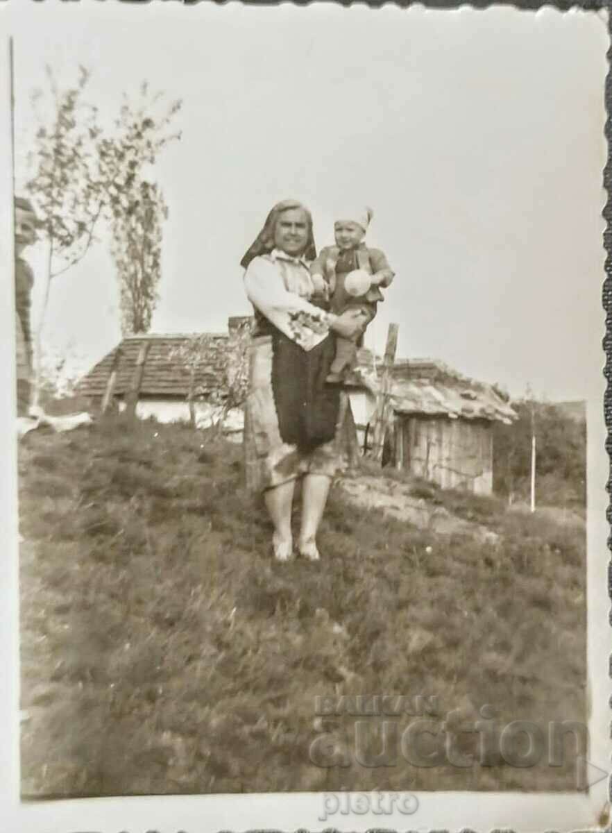 Bulgaria Fotografie veche a unei bătrâne cu un...