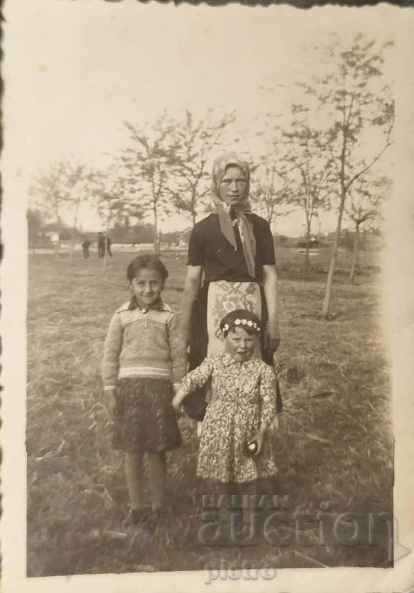 Βουλγαρία Παλιά φωτογραφία φωτογραφίας μιας γυναίκας με τα δύο της ...