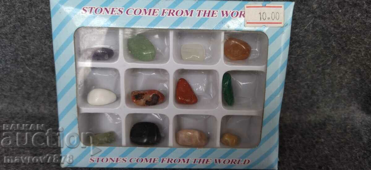Колекция от полускъпоценни камъни и минерали