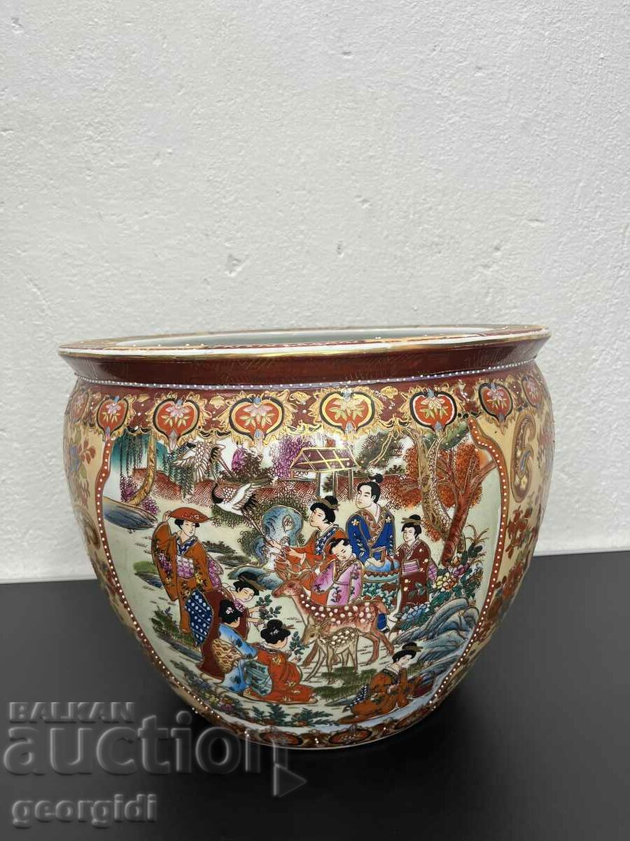 A unique Chinese porcelain vase. #5142