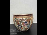 A unique Chinese porcelain vase. #5142