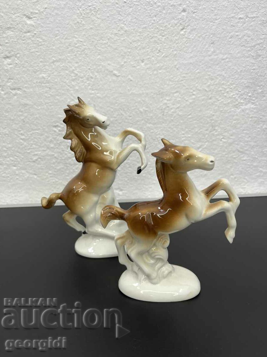 O pereche de figurine de cai din porțelan Lippelsdorf. #5172