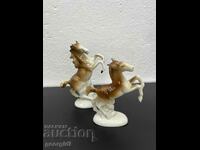O pereche de figurine de cai din porțelan Lippelsdorf. #5172