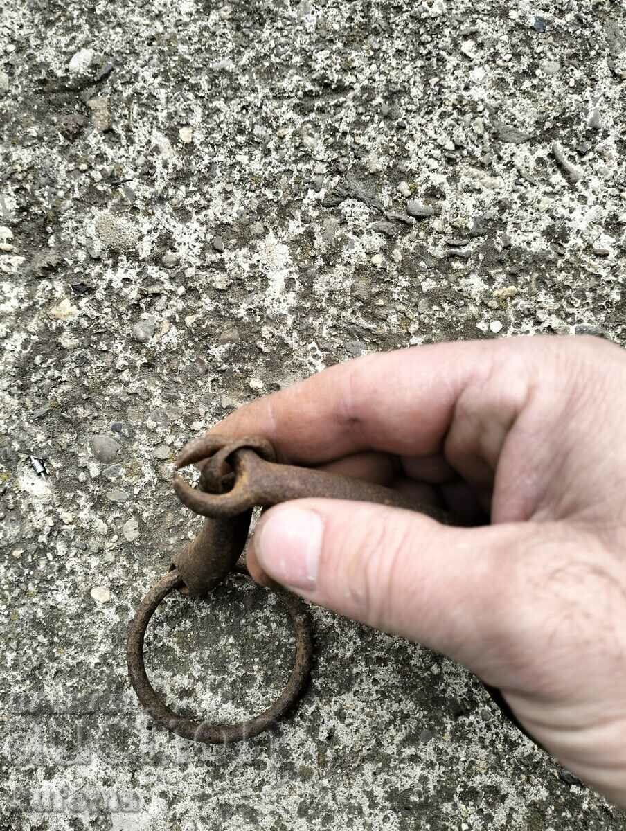 Ένα παλιό σφυρήλατο χαλινάρι με τιμή 9.99 BGN | € 5.11 Ένα παλιό σφυρήλατο χαλινάρι με τιμή 9.99 BGN | € 5.11