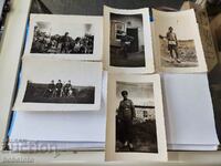 Lotul vechi de fotografii militare de cinci fotografii