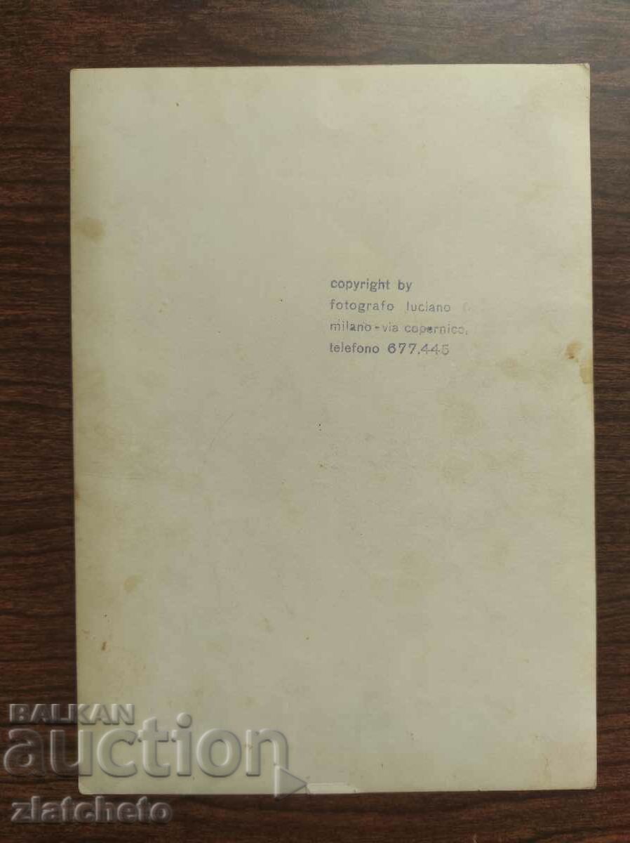 Delivery of Old autographed photo