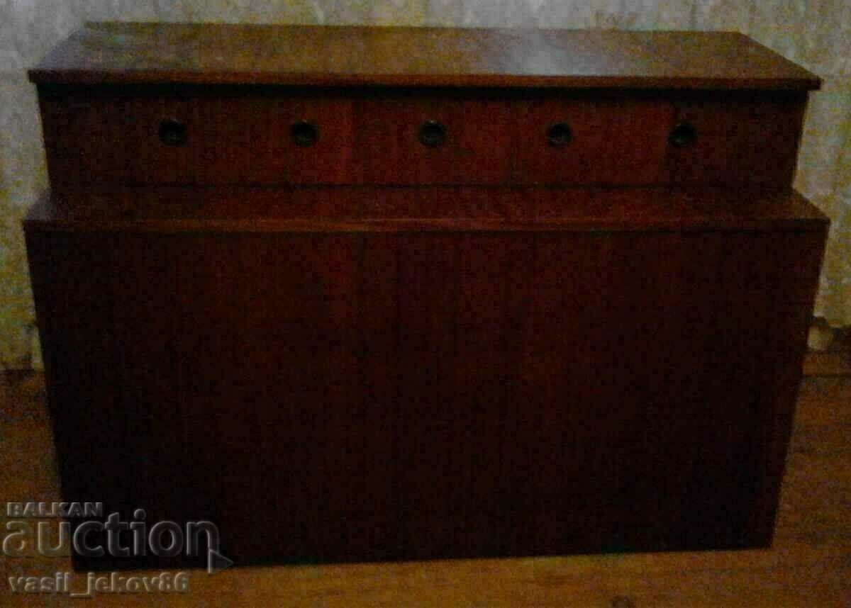 Retro chest
