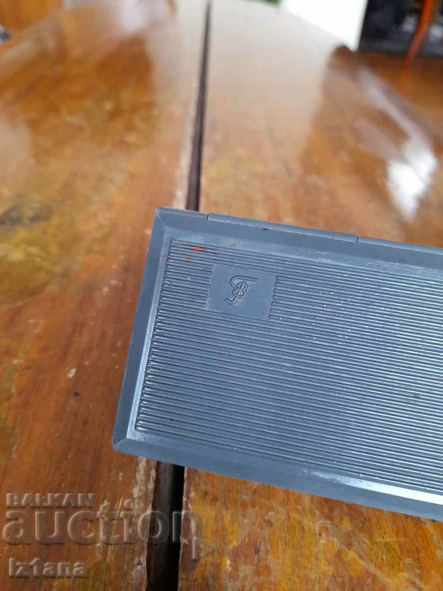 Auction  An old ruler box