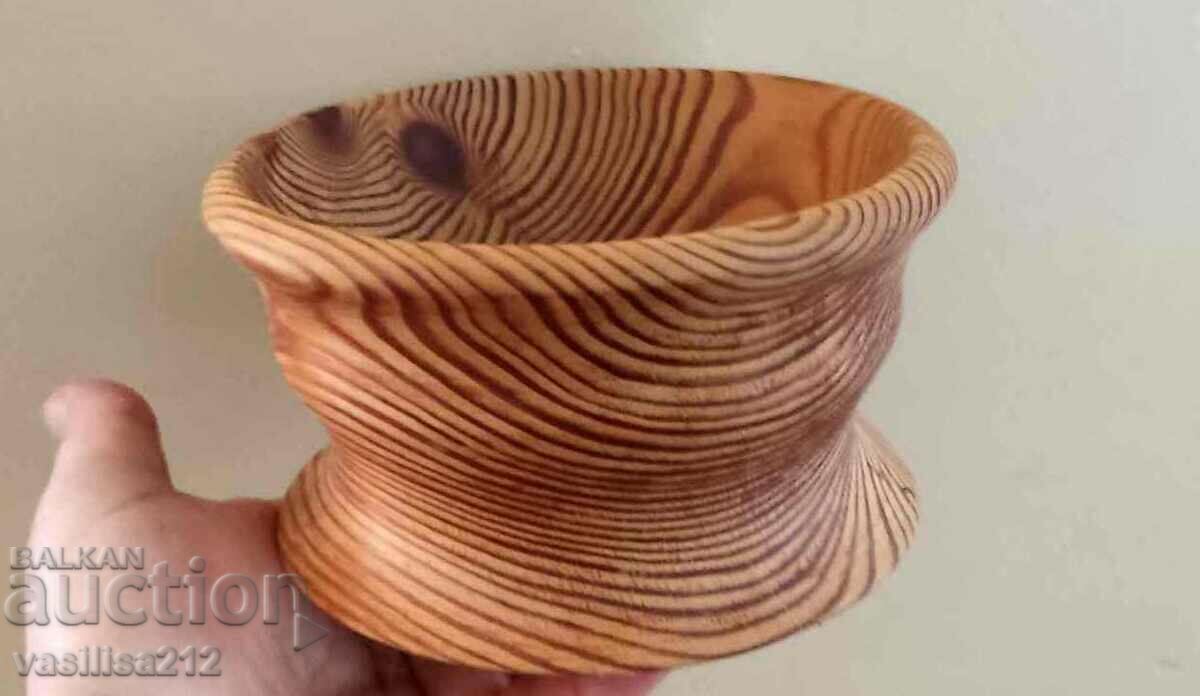 Un bol de lemn