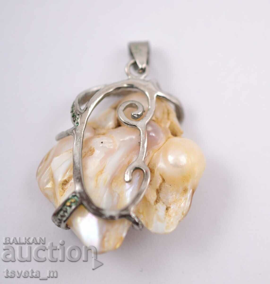Pendant, mother-of-pearl medallion with price 5.00 BGN | € 2.56 Pendant, mother-of-pearl medallion with price 5.00 BGN | € 2.56