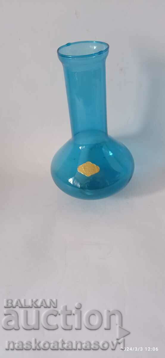 Стъклена ваза от синьо стъкло