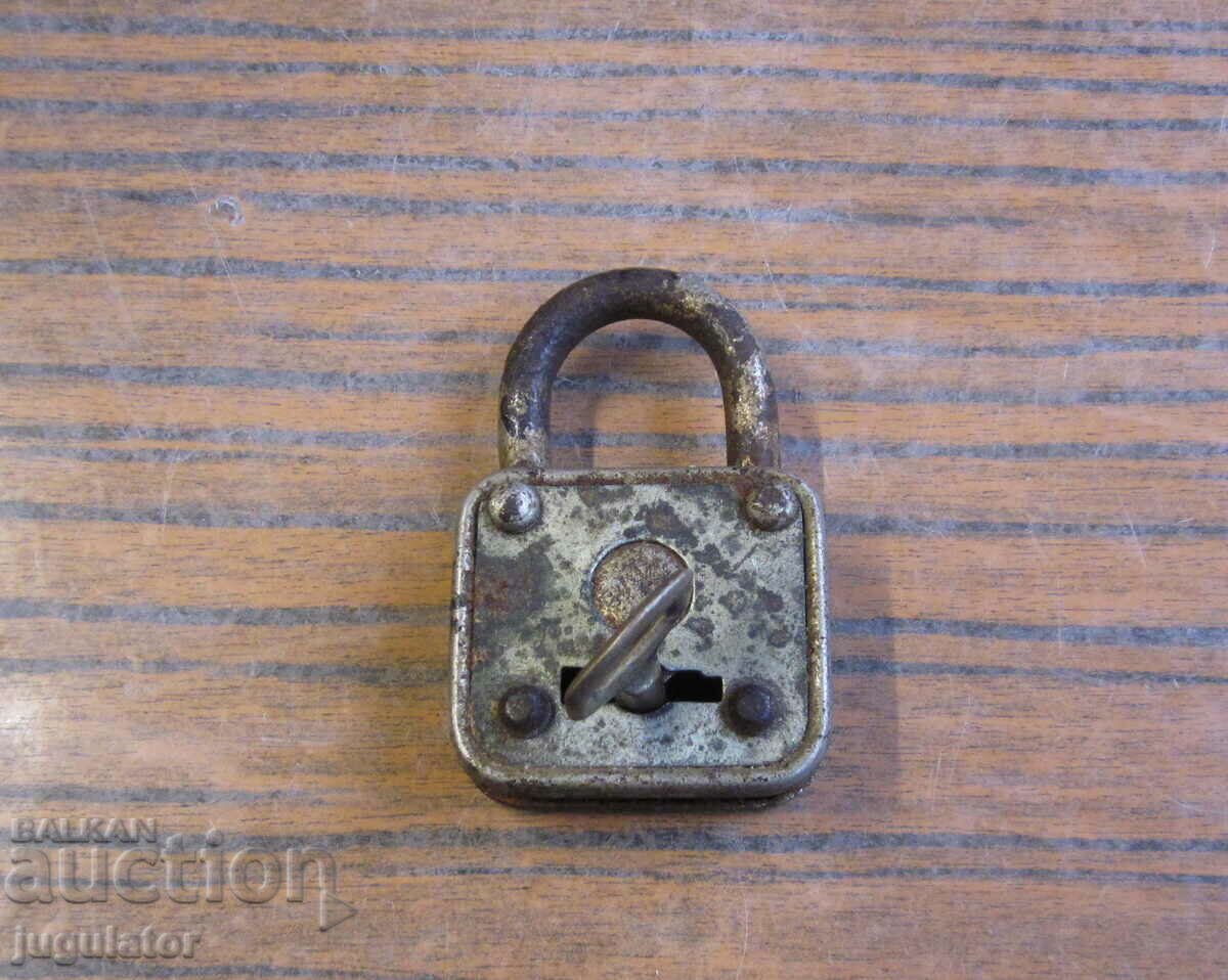 Auction old vintage working padlock with key Auction old vintage working padlock with key