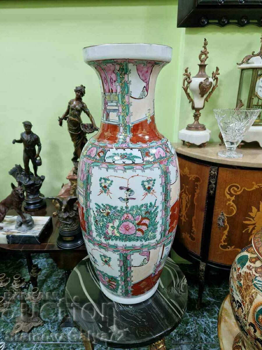 Auction  A lovely large antique Chinese porcelain vase