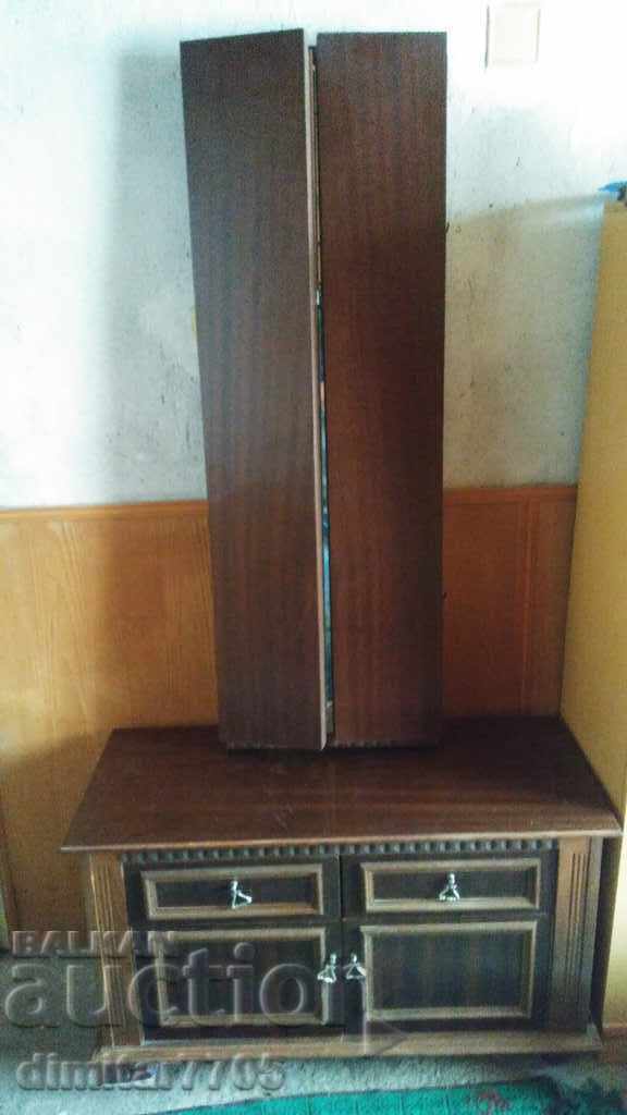 Dressing cabinet with triple mirror