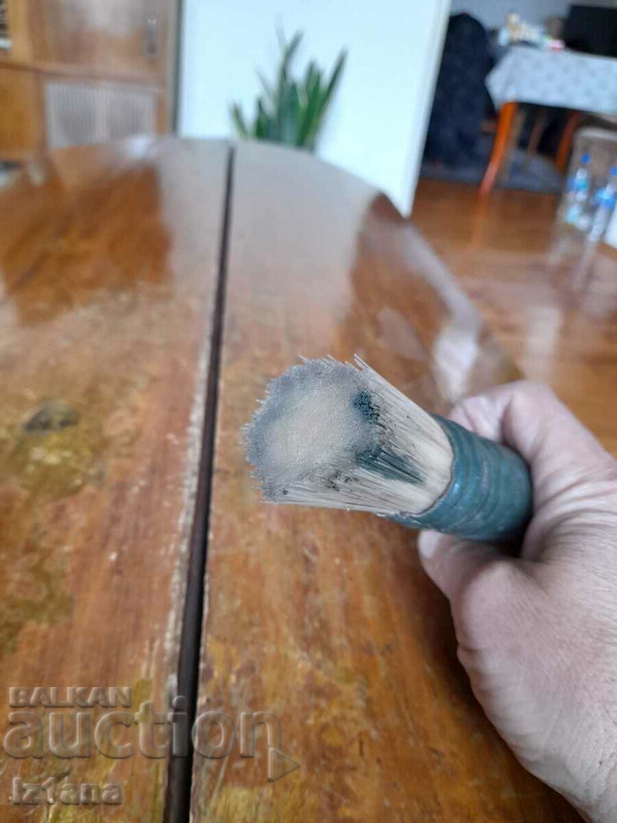 Delivery of Old paint brush