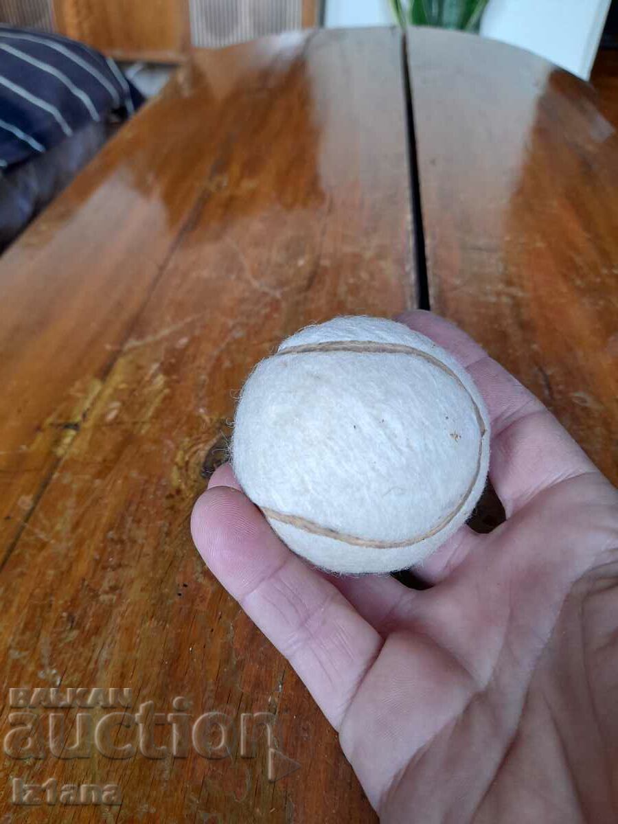 Licitație Veche minge de tenis pe terenul Leningrad