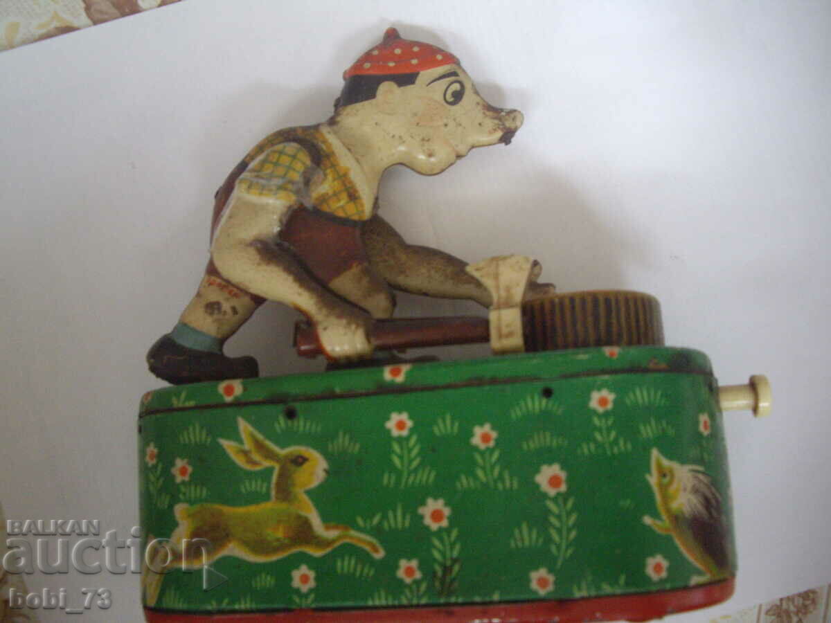 Delivery of Old Russian tin toy money box. Delivery of Old Russian tin toy money box.