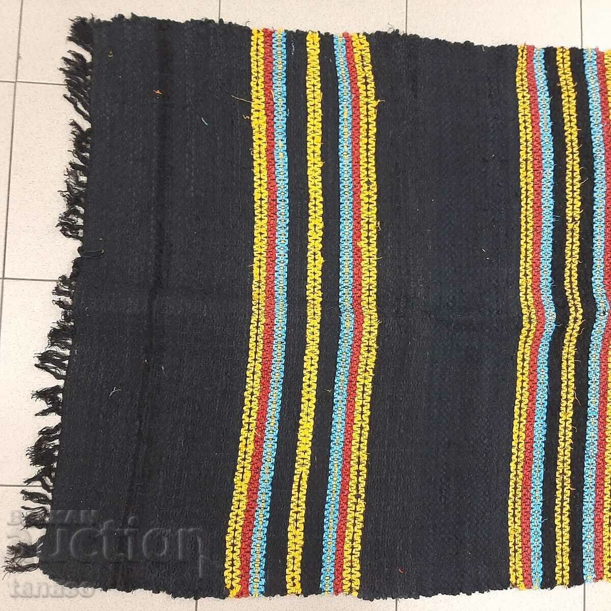 Auction Ethnic wool woven rug 2.80m (1.1) Auction Ethnic wool woven rug 2.80m (1.1)