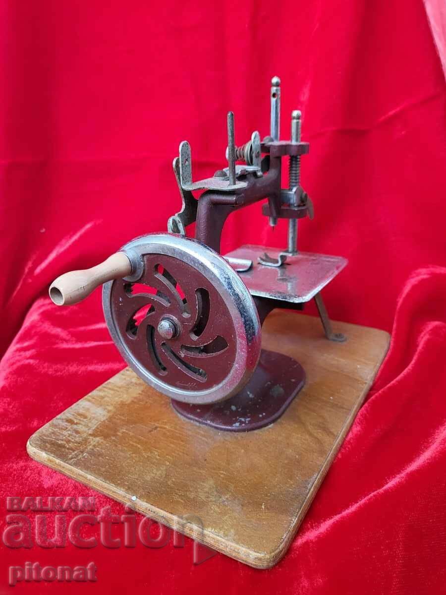 Auction THE ESSEX MK1 Collectible Children's Sewing Machine Auction THE ESSEX MK1 Collectible Children's Sewing Machine