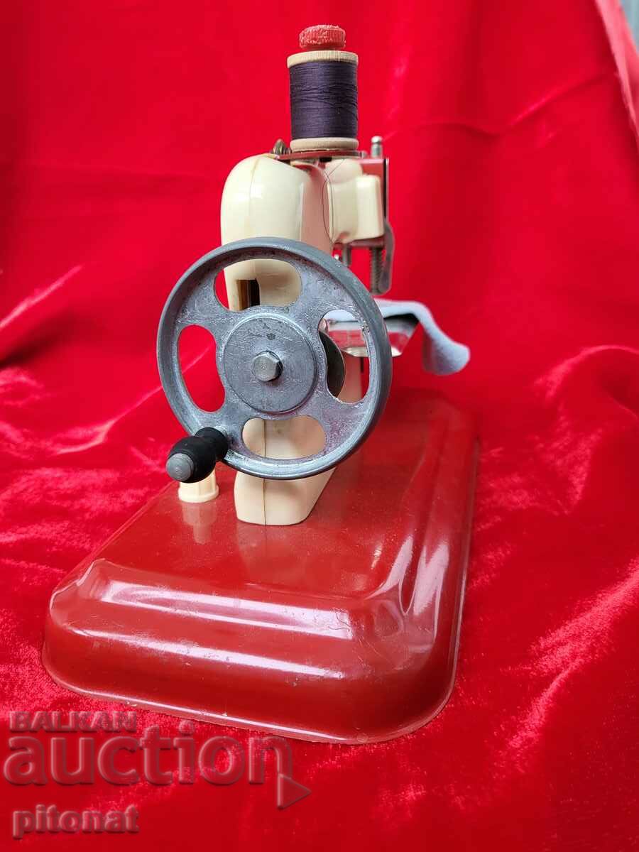 Auction MA COUSETTE LUXE collectible children's sewing machine Auction MA COUSETTE LUXE collectible children's sewing machine