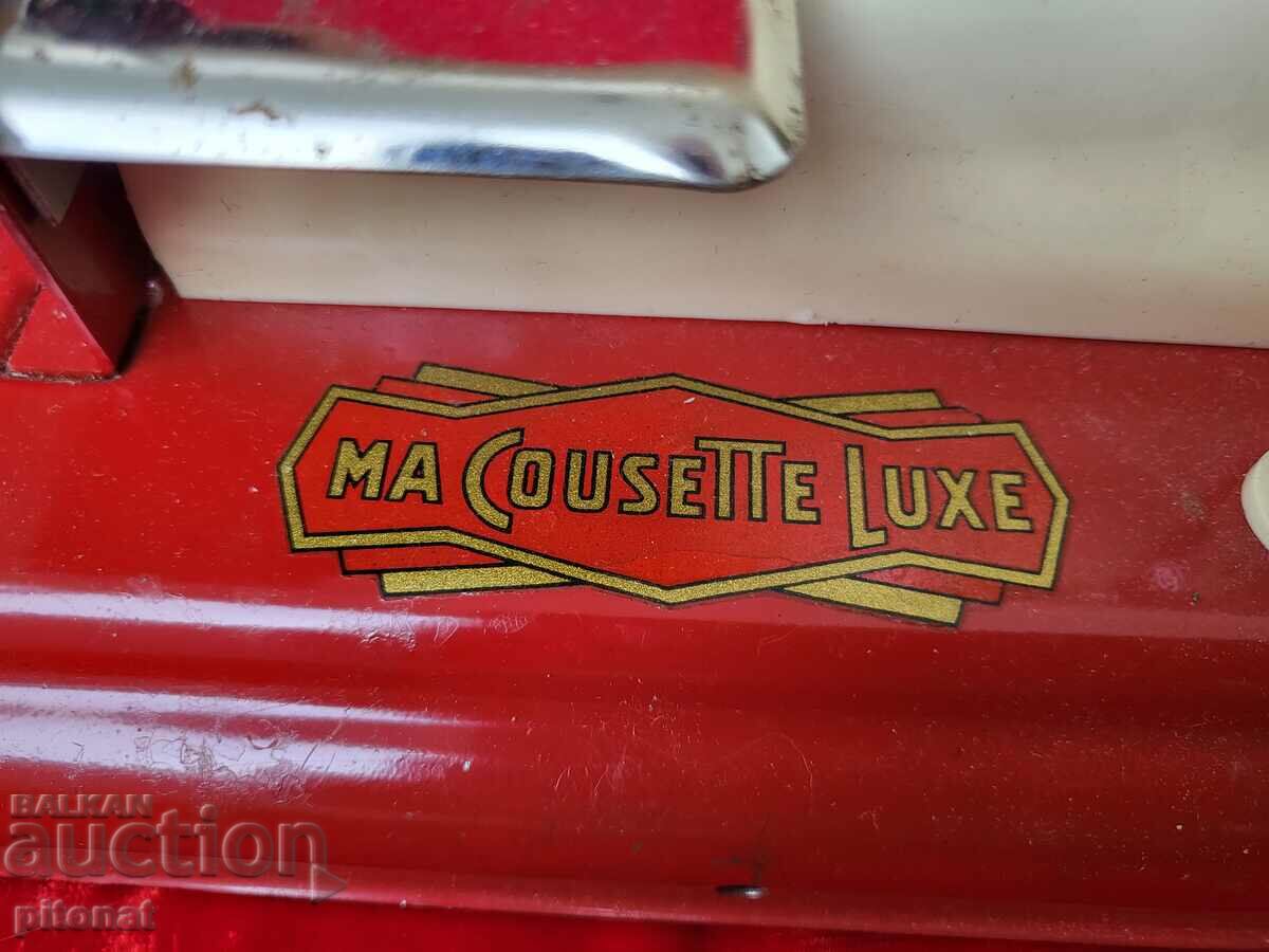 Delivery of MA COUSETTE LUXE collectible children's sewing machine Delivery of MA COUSETTE LUXE collectible children's sewing machine