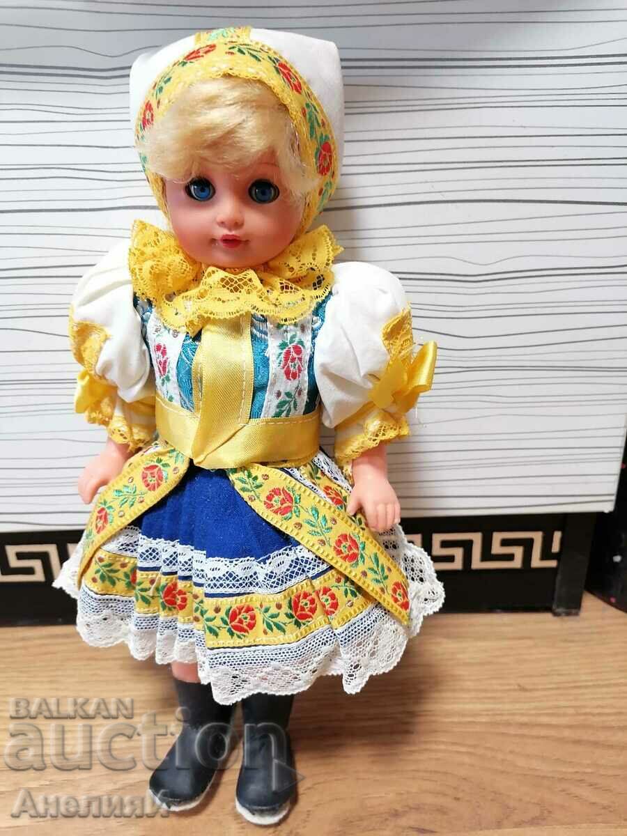 Нова кукла Lidova Tvorba в народна носия в кутия 1970 г,