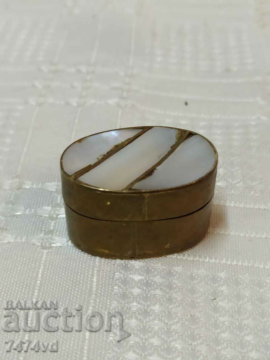 SMALL BRASS BOX AND MOTHER OF PEARL FOR SNUFF
