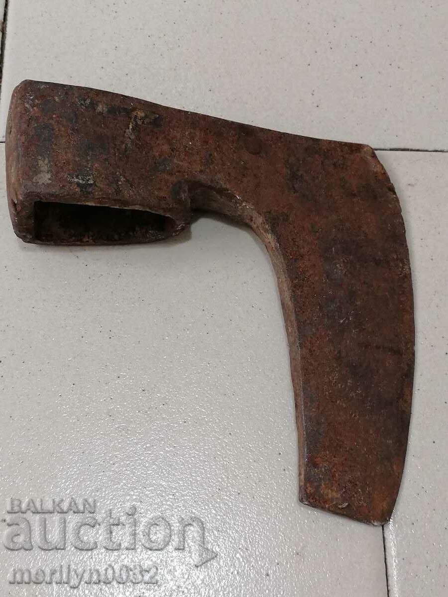 Стара брадва топор инструмент ковано желязо с цена 44.00 лв. | € 22.50 Стара брадва топор инструмент ковано желязо с цена 44.00 лв. | € 22.50