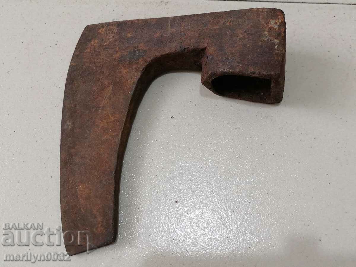 Vechi instrument de topor din fier forjat cu preț 45.00 BGN | € 23.01 Vechi instrument de topor din fier forjat cu preț 45.00 BGN | € 23.01