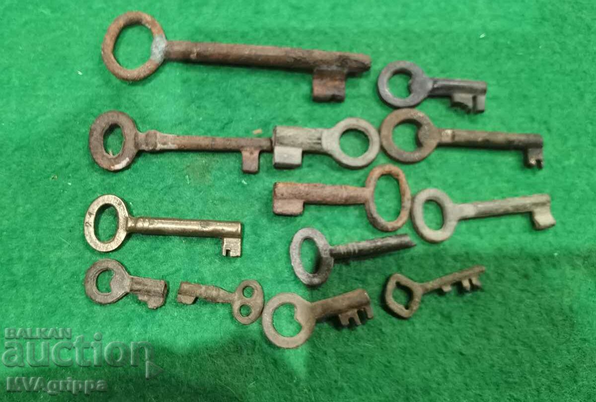 Lot of old bronze keys