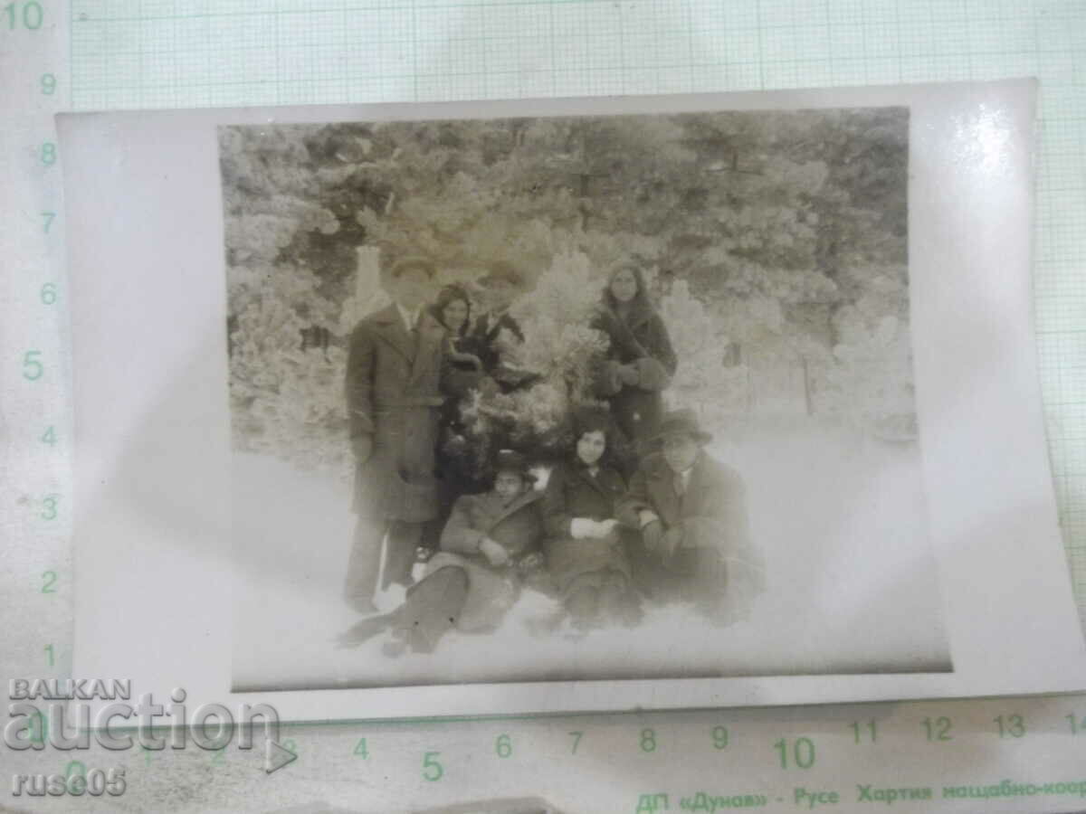 Fotografie veche a unui grup într-o ieșire