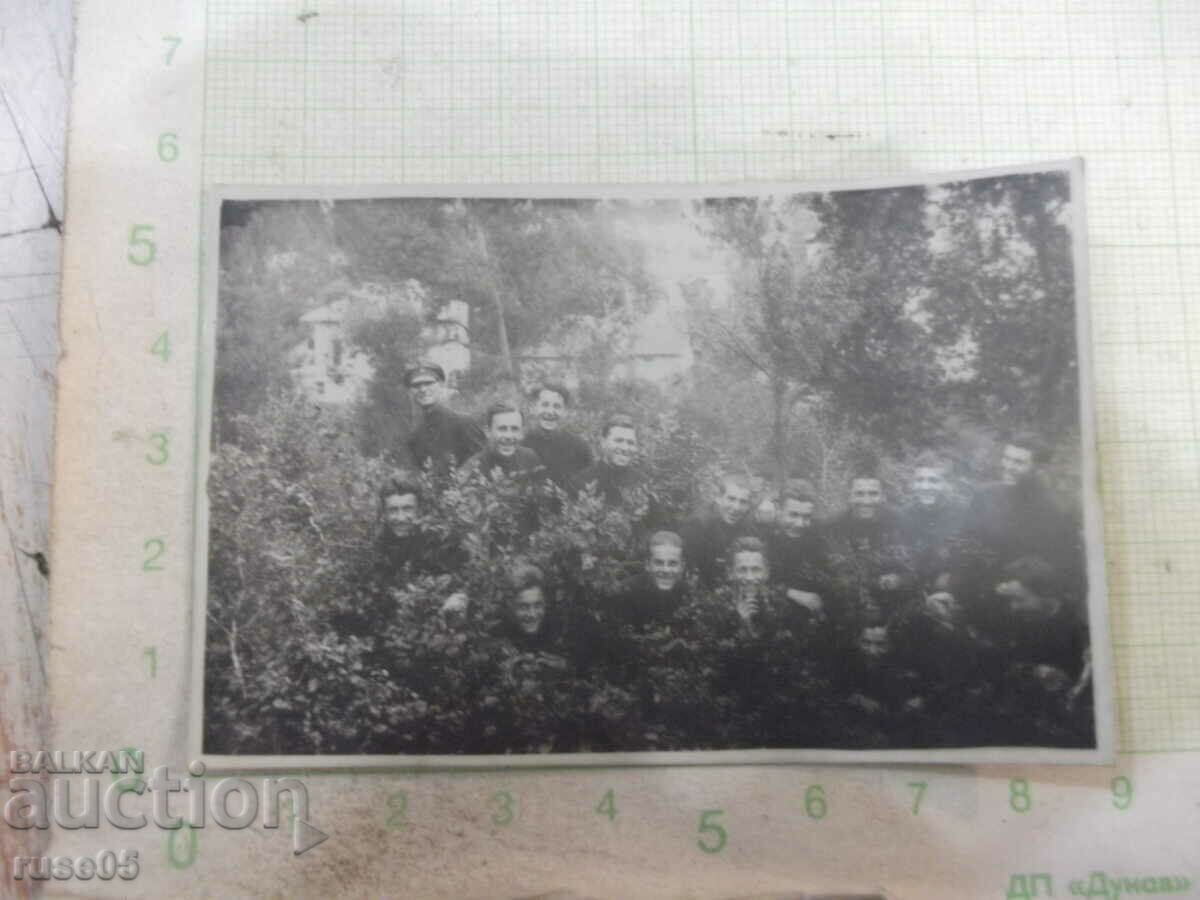 Μια παλιά φωτογραφία μιας ομάδας μαθητών στο πάρκο
