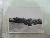 Παλιά φωτογραφία μιας ομάδας στρατιωτών σε διακοπές