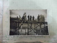 Fotografie veche a unui grup pe podul din Varna