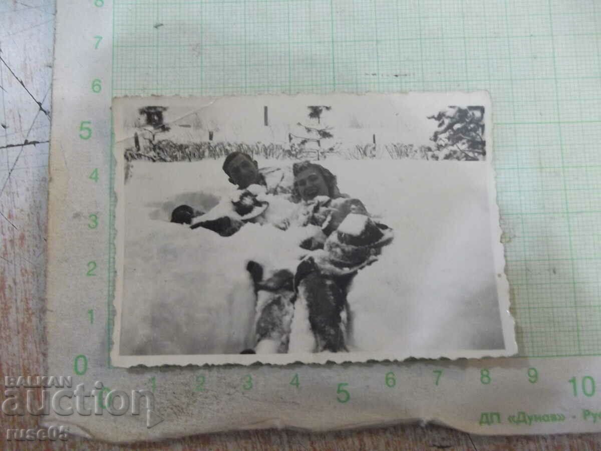 Παλιά φωτογραφία ενός ζευγαριού στο χιόνι στο πάρκο Frog Swamp