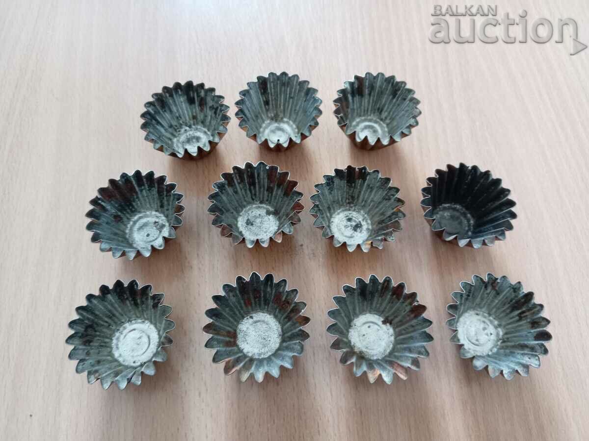 Auction vintage cake tins Auction vintage cake tins