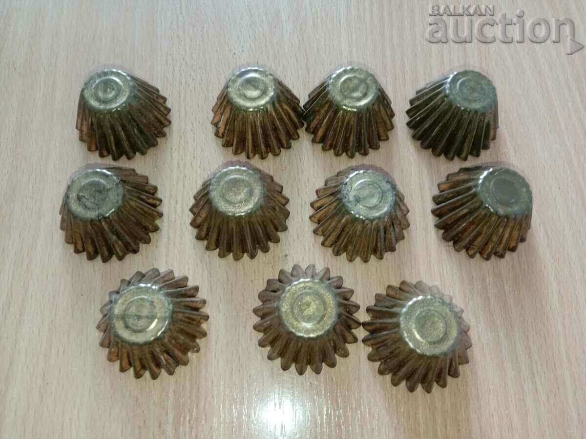 vintage cake tins - 5 vintage cake tins - 5