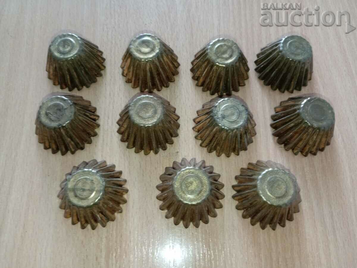 vintage cake tins - 6 vintage cake tins - 6