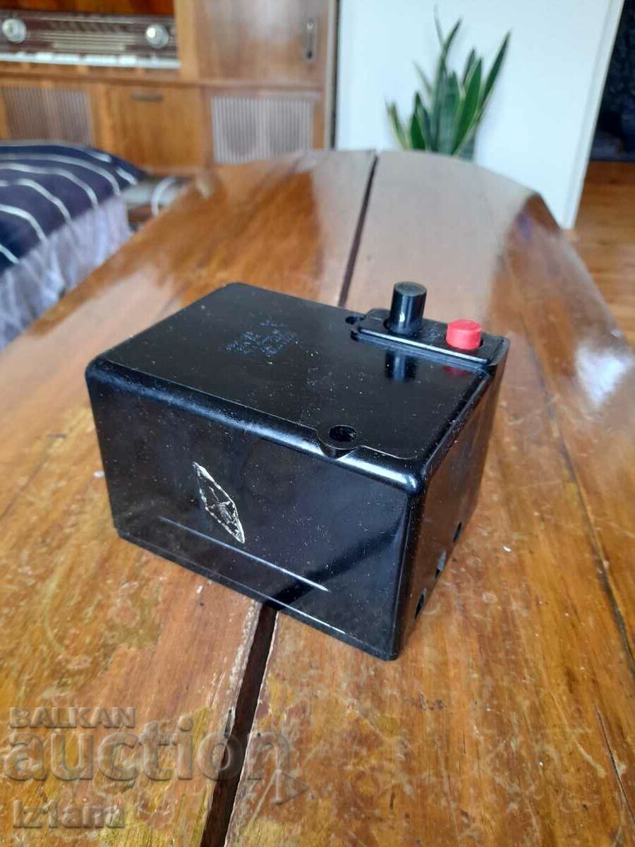 Vechiul comutator pornit/oprit AP 50 cu preț 42.00 BGN | € 21.47 Vechiul comutator pornit/oprit AP 50 cu preț 42.00 BGN | € 21.47