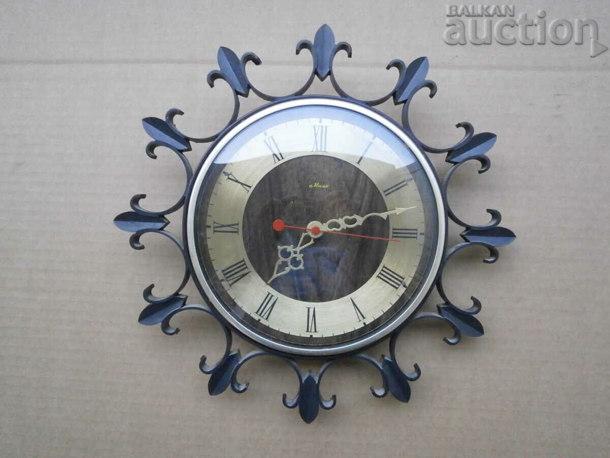 Auction LIGHTHOUSE Quartz 70s USSR wall clock Auction LIGHTHOUSE Quartz 70s USSR wall clock