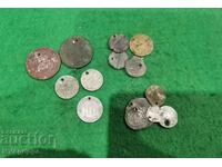 O mulțime de monede de bijuterii din argint vechi din bronz și cupru
