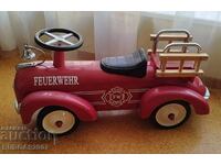 Goki Метална пожарна кола за бутане с крачета