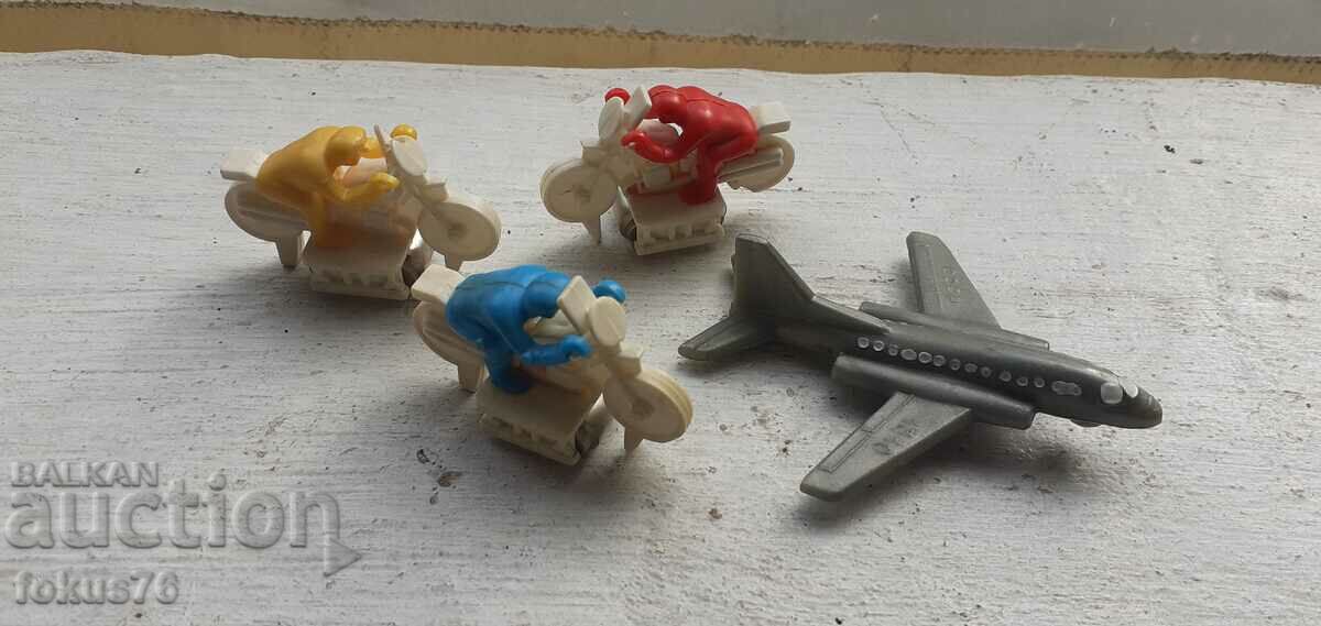 O mulțime de biciclete de jucărie în miniatură și avion